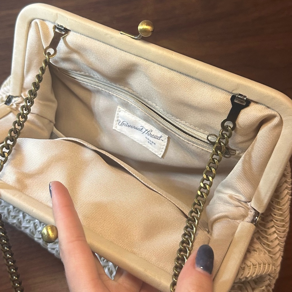 Universal Thread Weaved Shoulder Bag With Gold Ch… - image 4